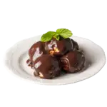 Dilim ıslak çikolatalı kek, nargile yanında kafe tatlısı.