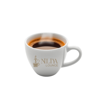 Geleneksel Türk kahvesi bakır fincanda, kafenin özel servisiyle.