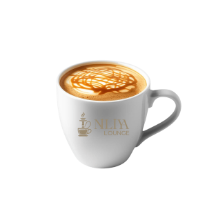 Latte ve kek içeren kahve tepsisi, kafe ikramı ve rahatlama deneyimi.