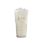 Sıcak yaz gününde buzlu içecek (Yaz Şerbeti), kafe ortamında serinleme.